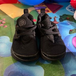 NIKE HARRACHES (BARELY WORN)